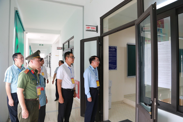 Lãnh đạo thành phố Hải Phòng cùng ngành chức năng đã đi kiểm tra công tác tổ chức thi tại Hội đồng thi Trường Trung học phổ thông Hồng Bàng (Ảnh: Lã Tiến) GDVN_hp-thi-vao-10-26.jpg