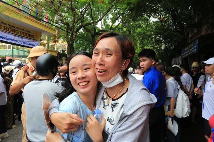 Phụ huynh chúc mừng con đã hoàn thành tốt bài thi (Ảnh: Lã Tiến) GDVN_hp-thi-vao-10-22.jpg