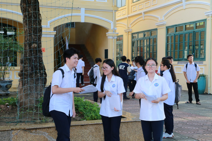 Các thí sinh phấn khởi sau khi rời khỏi phòng thi làm bài môn Ngữ văn (Ảnh: Lã Tiến) GDVN_hp-thi-vao-10-24.jpg