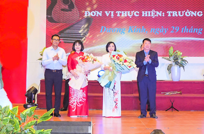 Ông Bùi Văn Kiệm - Giám đốc Sở Giáo dục và Đào tạo cùng ông Phùng Văn Thanh - Bí thư Quận ủy Dương Kinh tặng hoa chúc mừng giáo viên lên lớp tiết dạy minh hoạ (Ảnh: ĐT) dk-chuyen-de.jpeg