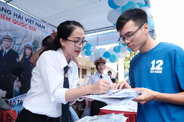 Sinh viên Trường Đại học Hàng hải Việt Nam tư vấn về các tổ hợp xét tuyển vào trường (Ảnh: CTV) Sinh viên Trường Đại học Hàng hải Việt Nam tư vấn về các tổ hợp xét tuyển vào trường (Ảnh: CTV)