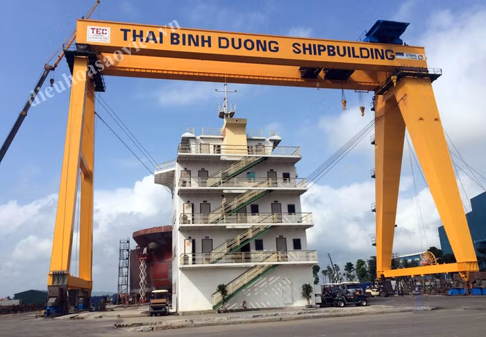 Lãnh đạo Vụ Đê điều (Tổng cục Phòng chống thiên tai, Bộ Nông nghiệp và Phát triển nông thôn) chỉ ra 2 vấn đề ông cho là vi phạm về đê điều tại Hải Phòng (Ảnh: CTV)