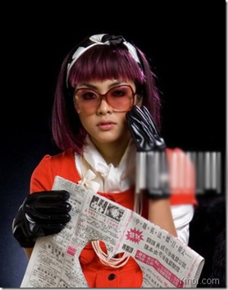 Kiêu kỳ, đầy vẻ cuốn hút với kính mắt trong suốt, để lộ thần thái đôi mắt sắc lạnh. (Ảnh: tienphong) Xem thêm: Thời trang Tăng Thanh Hà / Bộ sưu tập váy xinh chào hè 2012/ Những điểm xấu "khó đỡ" của Sao Việt.