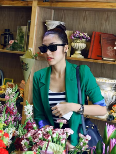 Nhận được nhiều lời khen ngợi với kiểu kính này, thế nên Hà Tăng không ít lần lựa "ẻm" là bạn đồng hành mỗi khi dạo phố hoặc hẹn hò cà phê với bạn bè. (Ảnh: tienphong) Xem thêm: Thời trang Tăng Thanh Hà / Bộ sưu tập váy xinh chào hè 2012/ Những điểm xấu "khó đỡ" của Sao Việt. Nhận được nhiều lời khen ngợi với kiểu kính này, thế nên Hà Tăng không ít lần lựa "ẻm" là bạn đồng hành mỗi khi dạo phố hoặc hẹn hò cà phê với bạn bè. (Ảnh: tienphong) Xem thêm: Thời trang Tăng Thanh Hà / Bộ sưu tập váy xinh chào hè 2012/ Những điểm xấu "khó đỡ" của Sao Việt.