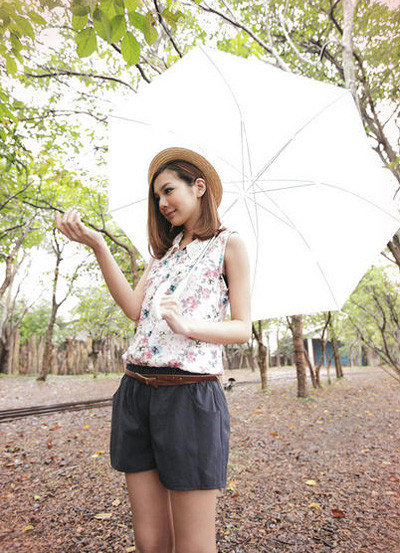 Playsuit là một dạng biến thể của jumpsuit. Nếu jumpsuit là quần dài thì playsuit là quần ngắn (quần short hay quần ngố), cho bạn gái khoe được đôi chân thon dài hay muốn mình trông cao hơn, lại đảm bảo được độ an toàn, tránh tối đa trường hợp "lộ hàng" như khi diện váy ngắn. (Ảnh: YS) Xem thêm: Bộ sưu tập váy xinh chào hè 2012/ Phong cách Sao Hàn. Playsuit là một dạng biến thể của jumpsuit. Nếu jumpsuit là quần dài thì playsuit là quần ngắn (quần short hay quần ngố), cho bạn gái khoe được đôi chân thon dài hay muốn mình trông cao hơn, lại đảm bảo được độ an toàn, tránh tối đa trường hợp "lộ hàng" như khi diện váy ngắn. (Ảnh: YS) Xem thêm: Bộ sưu tập váy xinh chào hè 2012/ Phong cách Sao Hàn.