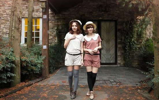 Nếu tiết trời mát mẻ, đôi khi điểm xuyết một vài làn gió mát lạnh, bạn có thể kết hợp playsuit cùng tất gối trẻ trung, xì tin. (Ảnh: YS) Xem thêm: Bộ sưu tập váy xinh chào hè 2012/ Phong cách Sao Hàn. Nếu tiết trời mát mẻ, đôi khi điểm xuyết một vài làn gió mát lạnh, bạn có thể kết hợp playsuit cùng tất gối trẻ trung, xì tin. (Ảnh: YS) Xem thêm: Bộ sưu tập váy xinh chào hè 2012/ Phong cách Sao Hàn.