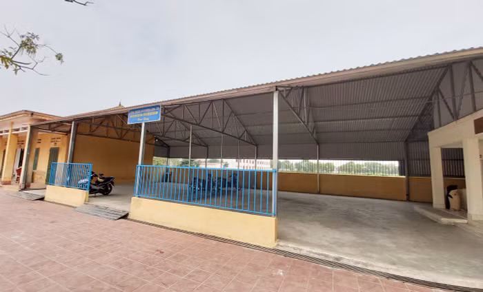 Nhà để xe do Ban đại diện cha mẹ học sinh xây dựng với kinh phí khoảng 250 triệu đồng (Ảnh: Lã Tiến)