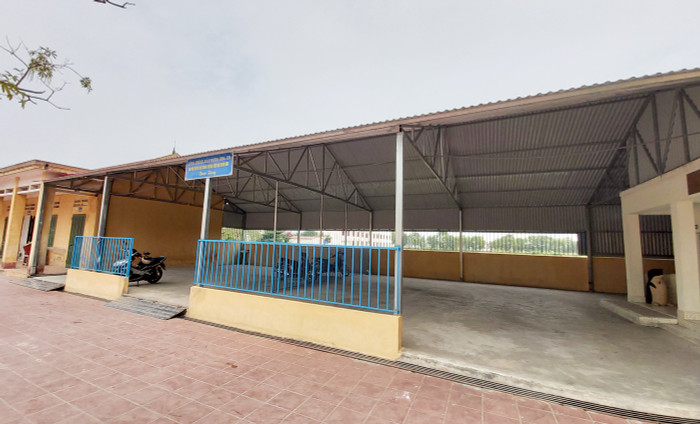 Nhà để xe do Ban đại diện cha mẹ học sinh xây dựng với kinh phí khoảng 250 triệu đồng (Ảnh: Lã Tiến)