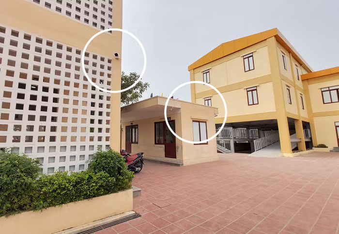 Phụ huynh cho rằng, nhà trường lắp camera bên ngoài phòng học gây lãng phí (Ảnh: Lã Tiến)