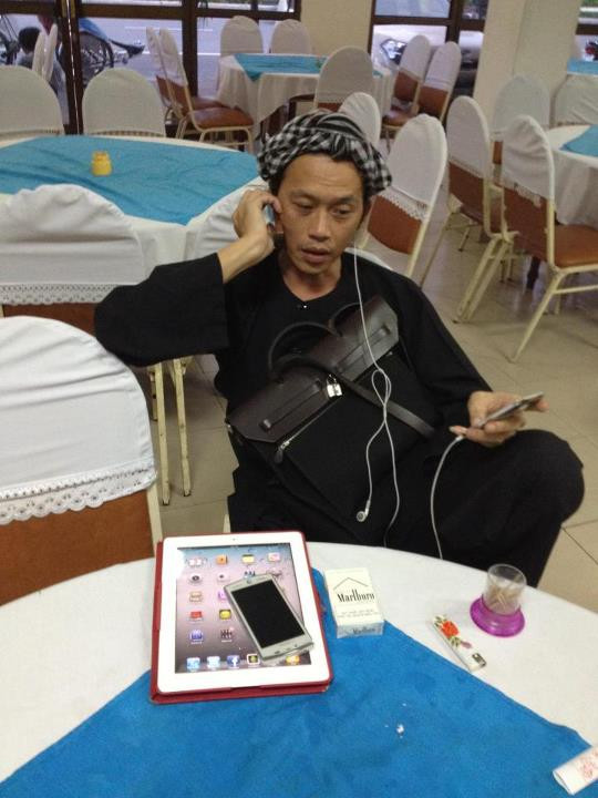 "Alo Tư ruộng nè. Bữa nay Vàng bao nhiêu 1kg vậy ? Chở qua cho Tư vài trăm ký coi. Trời mưa nên phải rải xuống ruộng trị phèn!" - facebook Võ Hoài Linh.