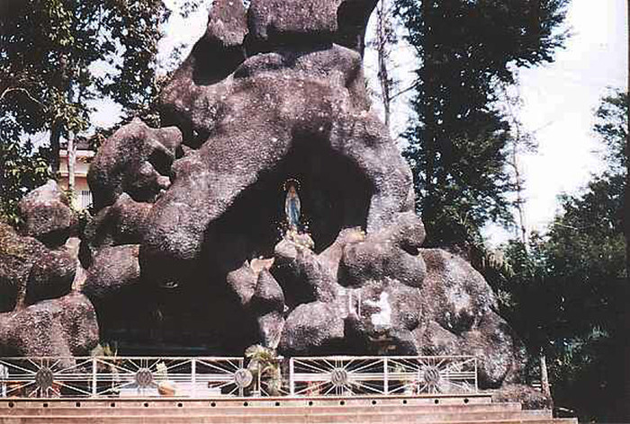 Tượng Đức Mẹ Đồng Trinh tại Nhà thờ Thủ Đức năm 1968. Tượng Đức Mẹ Đồng Trinh tại Nhà thờ Thủ Đức năm 1968.