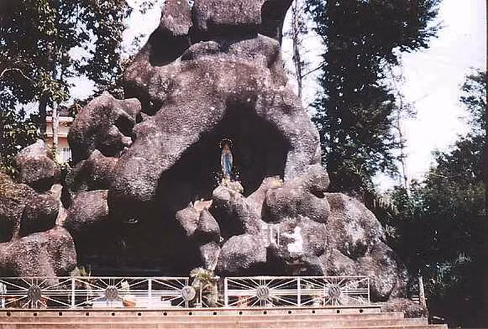 Tượng Đức Mẹ Đồng Trinh tại Nhà thờ Thủ Đức năm 1968.