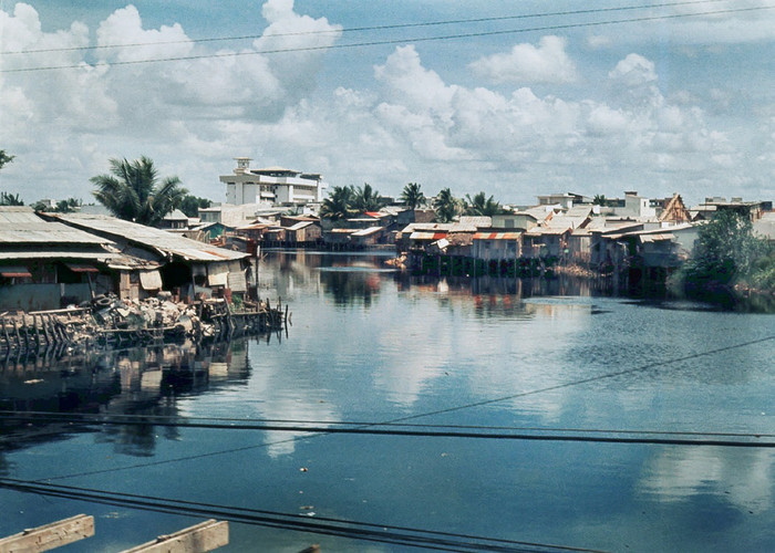 Kênh Nhiêu Lộc. Ảnh chụp trên cầu Công Lý nhìn về phía cầu Trương Minh Giảng, toà nhà cao là Viện Đại học Vạn Hạnh, viện đại học tư thục ở Sài Gòn do Giáo hội Phật giáo Việt Nam Thống nhất thành lập vào năm 1964 dưới chính thể Việt Nam Cộng hoà. Đây là viện đại học tư thục đầu tiên ở Việt Nam. Năm 1975, dưới chính quyền mới, Viện Đại học Vạn Hạnh bị giải thể. Kênh Nhiêu Lộc. Ảnh chụp trên cầu Công Lý nhìn về phía cầu Trương Minh Giảng, toà nhà cao là Viện Đại học Vạn Hạnh, viện đại học tư thục ở Sài Gòn do Giáo hội Phật giáo Việt Nam Thống nhất thành lập vào năm 1964 dưới chính thể Việt Nam Cộng hoà. Đây là viện đại học tư thục đầu tiên ở Việt Nam. Năm 1975, dưới chính quyền mới, Viện Đại học Vạn Hạnh bị giải thể.