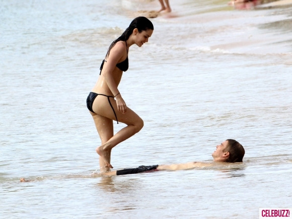 Nữ diễn viên Rachel Bilson đắm mình trong làn nước Barbados cùng bạn trai Hayden Christensen hôm 12/4/2012. Nữ diễn viên Rachel Bilson đắm mình trong làn nước Barbados cùng bạn trai Hayden Christensen hôm 12/4/2012.