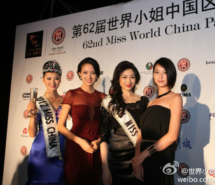 Tân Hoa hậu Thế giới Trung Quốc 2012 Vu Văn Hà (ngoài cùng bên trái), Hoa hậu thế giới lần thứ 57 Trương Tử Lâm, Nữ hoàng người Mỹ gốc Á lần thứ 60 (Miss Asian Pacific American Queen) - Hoa hậu Thế giới Trung Quốc 2010 Đường Tiêu và Hoa hậu Thế giới Trung Quốc 2011 Lưu Thần chụp ảnh lưu niệm sau khi cuộc thi tìm ra chủ nhân của vương miện năm 2012. Ảnh. Xinhua. Tân Hoa hậu Thế giới Trung Quốc 2012 Vu Văn Hà (ngoài cùng bên trái), Hoa hậu thế giới lần thứ 57 Trương Tử Lâm, Nữ hoàng người Mỹ gốc Á lần thứ 60 (Miss Asian Pacific American Queen) - Hoa hậu Thế giới Trung Quốc 2010 Đường Tiêu và Hoa hậu Thế giới Trung Quốc 2011 Lưu Thần chụp ảnh lưu niệm sau khi cuộc thi tìm ra chủ nhân của vương miện năm 2012. Ảnh. Xinhua.