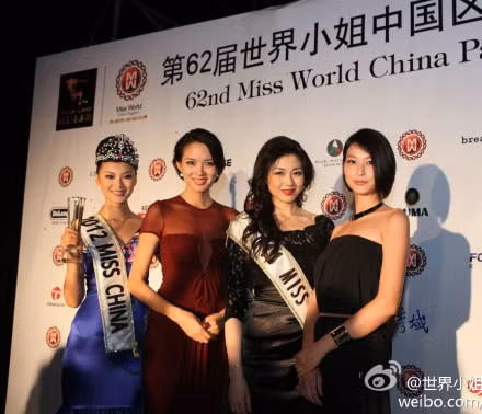 Tân Hoa hậu Thế giới Trung Quốc 2012 Vu Văn Hà (ngoài cùng bên trái), Hoa hậu thế giới lần thứ 57 Trương Tử Lâm, Nữ hoàng người Mỹ gốc Á lần thứ 60 (Miss Asian Pacific American Queen) - Hoa hậu Thế giới Trung Quốc 2010 Đường Tiêu và Hoa hậu Thế giới Trung Quốc 2011 Lưu Thần chụp ảnh lưu niệm sau khi cuộc thi tìm ra chủ nhân của vương miện năm 2012. Ảnh. Xinhua.