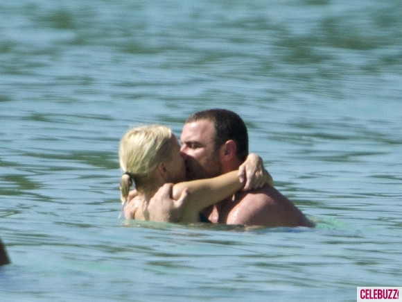 Naomi Watts và bạn tình Live Schreiber với màn khóa môi trong kỳ nghỉ ở Barbados hôm 8/4/2012. Naomi Watts và bạn tình Live Schreiber với màn khóa môi trong kỳ nghỉ ở Barbados hôm 8/4/2012.