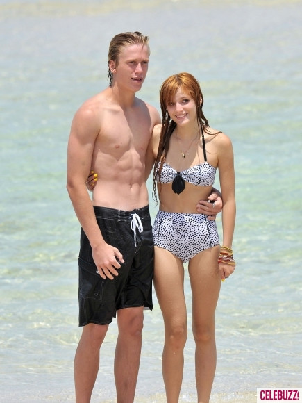 Nữ diễn viên của “Shake It Up” Bella Thorne và bạn trai Tristan Klier tại bờ biển Miami. Nữ diễn viên của “Shake It Up” Bella Thorne và bạn trai Tristan Klier tại bờ biển Miami.