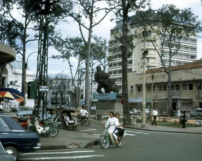 Đường Nguyễn Huệ năm 1968. Ảnh. Barnett. Đường Nguyễn Huệ năm 1968. Ảnh. Barnett.