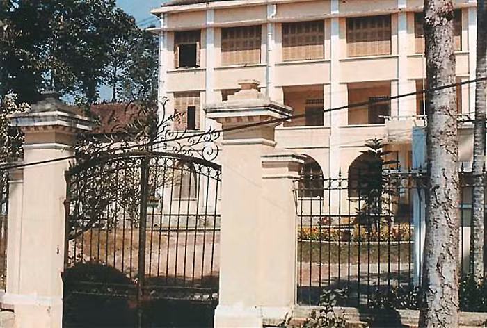 Trường Lasan Mossard - Thủ Đức 1968, nay là Cao đẳng Công nghệ Thủ Đức (số 53 đường Võ Văn Ngân gần chợ Thủ Đức sát bên nhà thờ Thủ Đức).