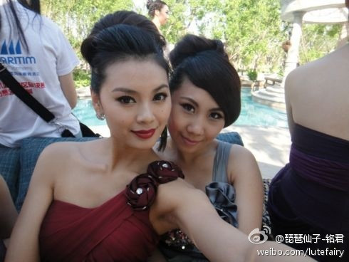 Vu Văn Hà chụp ảnh chung cùng một thí sinh khác. Vu Văn Hà chụp ảnh chung cùng một thí sinh khác.