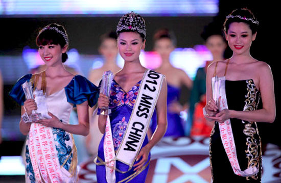 Top 3 danh hiệu cao nhất của Miss World China 2012: Á hậu 1 Ân Hàm, Hoa hậu Vu Văn Hà, Á hậu 2 Châu Minh Nguyệt. Ảnh. Missology. Top 3 danh hiệu cao nhất của Miss World China 2012: Á hậu 1 Ân Hàm, Hoa hậu Vu Văn Hà, Á hậu 2 Châu Minh Nguyệt. Ảnh. Missology.