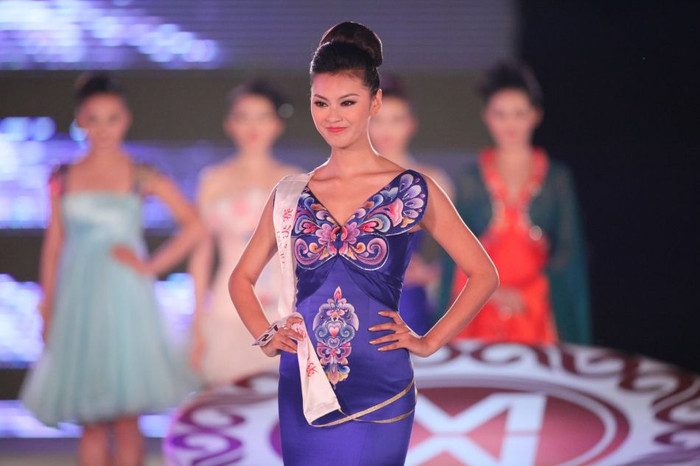 Vu Văn Hà năm nay vừa tròn 23 tuổi, cô cao 1,77 m, đến từ tỉnh Hắc Long Giang Cáp Nhĩ Tân, Trung Quốc. Ảnh. Missology. Vu Văn Hà năm nay vừa tròn 23 tuổi, cô cao 1,77 m, đến từ tỉnh Hắc Long Giang Cáp Nhĩ Tân, Trung Quốc. Ảnh. Missology.