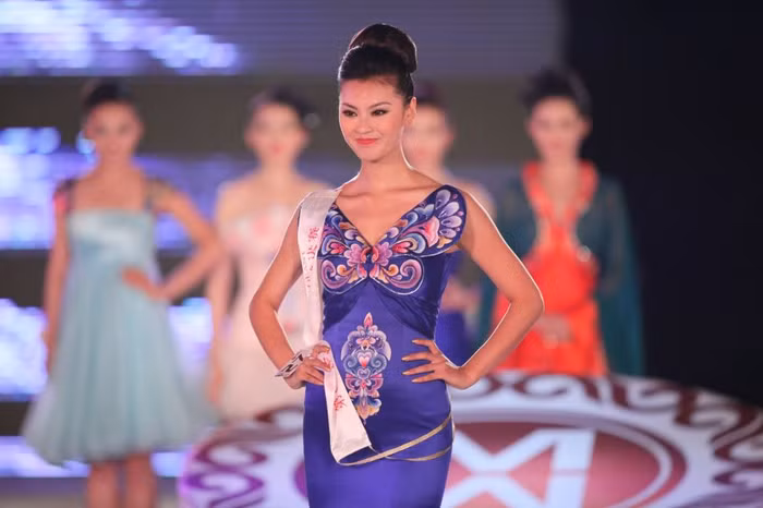 Vu Văn Hà năm nay vừa tròn 23 tuổi, cô cao 1,77 m, đến từ tỉnh Hắc Long Giang Cáp Nhĩ Tân, Trung Quốc. Ảnh. Missology.