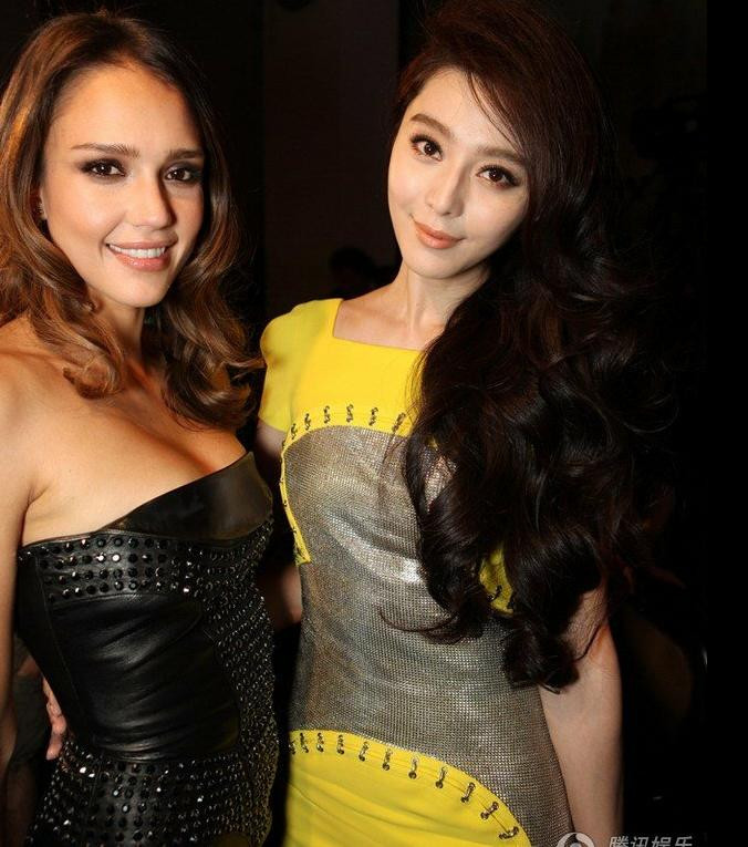 Sánh vai bên cạnh nữ diễn viên Jessica Alba. Sánh vai bên cạnh nữ diễn viên Jessica Alba.