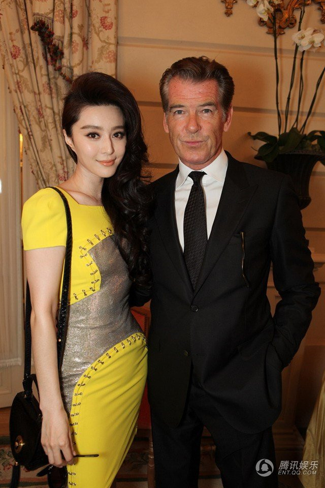 Hoa đán họ Phạm bên nam tài tử Điệp viên 007 Pierce Brosnan. Hoa đán họ Phạm bên nam tài tử Điệp viên 007 Pierce Brosnan.