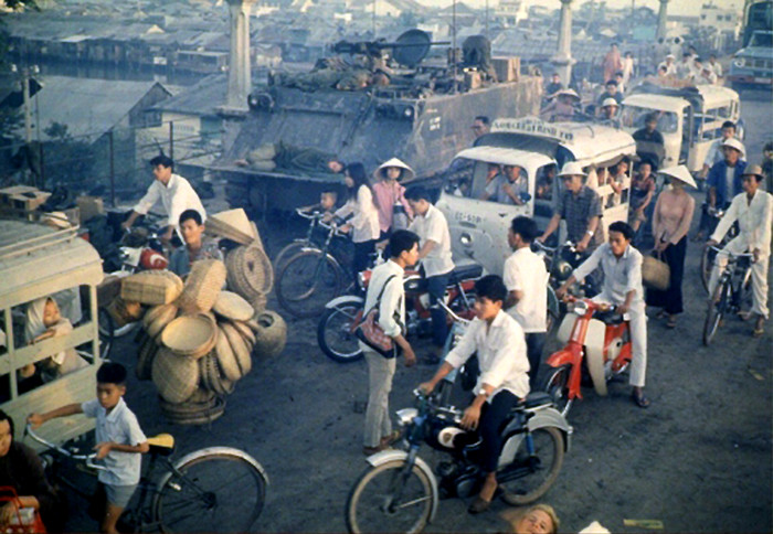 Sài Gòn 1968 - Cầu Nhị Thiên Đường nối Q.8 với Sài Gòn, sau khi gánh chịu các đợt càn trong Tổng tấn công năm Mậu Thân, nhịp sống sinh hoạt của Sài Gòn đã nhanh chóng trở lại bình thường, nhưng quân đội Nam Việt Nam phải tăng cường cảnh giác, thiết giáp luôn túc trực ở những nơi trọng yếu... Gọi cầu Nhị Thiên Đường là do lúc đó có bảng quảng cáo dầu Nhị Thiên Đường, cũng như cầu Bác sĩ Tín bên Q.6 (gần trường Mạc Đĩnh Chi). Sài Gòn 1968 - Cầu Nhị Thiên Đường nối Q.8 với Sài Gòn, sau khi gánh chịu các đợt càn trong Tổng tấn công năm Mậu Thân, nhịp sống sinh hoạt của Sài Gòn đã nhanh chóng trở lại bình thường, nhưng quân đội Nam Việt Nam phải tăng cường cảnh giác, thiết giáp luôn túc trực ở những nơi trọng yếu... Gọi cầu Nhị Thiên Đường là do lúc đó có bảng quảng cáo dầu Nhị Thiên Đường, cũng như cầu Bác sĩ Tín bên Q.6 (gần trường Mạc Đĩnh Chi).