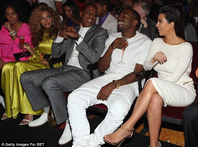 Beyonce dưới hàng ghế khán giả cùng người chị em Solange (áo hồng), Jay-Z, nam ca sĩ Kanye West và Kim Kardashian. Beyonce dưới hàng ghế khán giả cùng người chị em Solange (áo hồng), Jay-Z, nam ca sĩ Kanye West và Kim Kardashian.