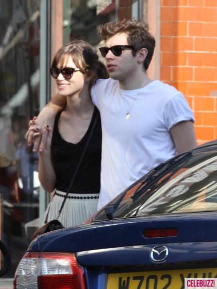 Cặp đôi vừa mới đính hôn Keira Knightley và James Righton tay trong tay dạo phố London hôm 25/5/2012. Cặp đôi vừa mới đính hôn Keira Knightley và James Righton tay trong tay dạo phố London hôm 25/5/2012.