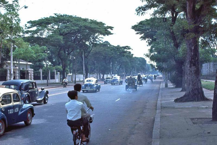 Sài Gòn năm 1965 - Đại lộ Thống Nhất (nay là đường Lê Duẩn) khi chưa xây Tòa Đại sứ quán Mỹ mới. Sài Gòn năm 1965 - Đại lộ Thống Nhất (nay là đường Lê Duẩn) khi chưa xây Tòa Đại sứ quán Mỹ mới.