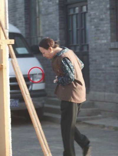 Tống Đan Đan tìm cái gì chăng?