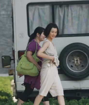 Phạm Băng Băng vừa đi vừa gãi bụng.