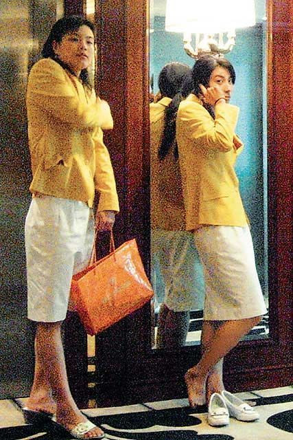 Quách Sương Sương đứng gọi điện thoại cũng phải tháo giày ra cho nó dễ chịu.