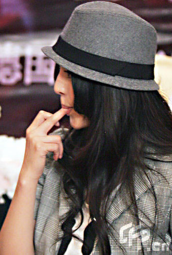 Phạm Băng Băng mút ngón tay.