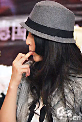 Phạm Băng Băng mút ngón tay.