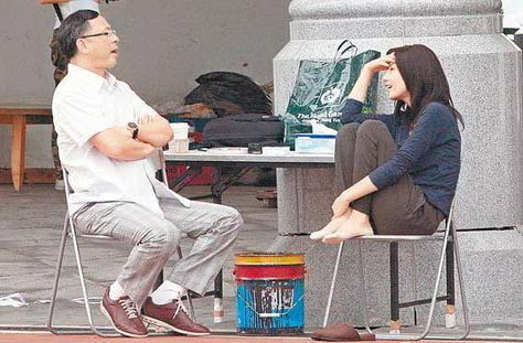 Cao Viên, ngồi ghế đẩu là phải co cả hai chân lên mới thoải mái