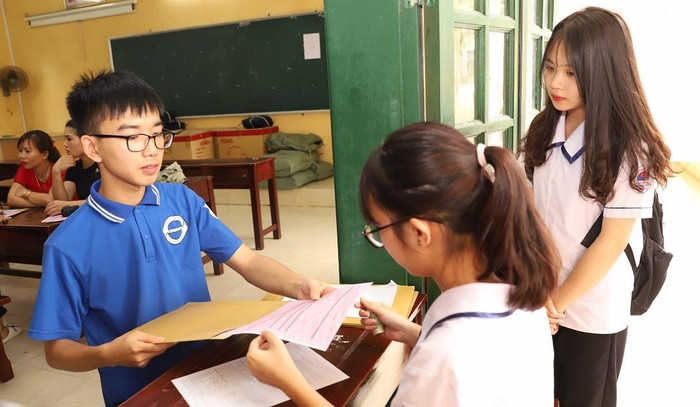 Thí sinh nộp hồ sơ dự thi vào lớp 10 tại Trường Trung học phổ thông Ngô Quyền. (Ảnh: CTV)