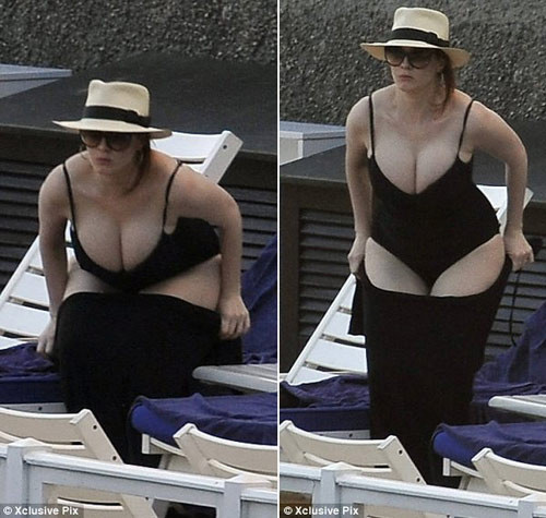 Christina Hendricks và thân hình "khổng lồ". Vòng một cỡ bự, vòng hai bánh mỳ, vòng ba lấp ló hứa hẹn còn khủng hơn thế. Vậy tại sao cô ấy vẫn "đá phăng" các chân dài đình đám để lọt top này? Vì xét một cách toàn diện, Christina mang vẻ đẹp tròn trịa. Có hàng tá thiếu nữ trên thế giới đã phẫu thuật thẩm mỹ để có được vòng một mơ ước như Christina. Christina Hendricks và thân hình "khổng lồ". Vòng một cỡ bự, vòng hai bánh mỳ, vòng ba lấp ló hứa hẹn còn khủng hơn thế. Vậy tại sao cô ấy vẫn "đá phăng" các chân dài đình đám để lọt top này? Vì xét một cách toàn diện, Christina mang vẻ đẹp tròn trịa. Có hàng tá thiếu nữ trên thế giới đã phẫu thuật thẩm mỹ để có được vòng một mơ ước như Christina.