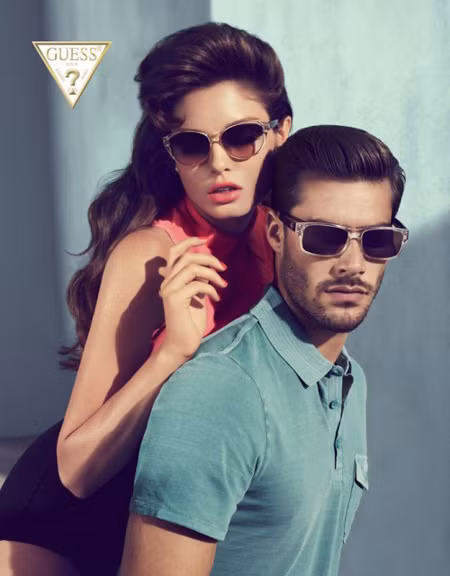Thời trang đôi cũng được Guess đẩy mạnh triển khai. Tuy nhiên, thay vì cho ra đời hai chiếc áo giống hết nhau về màu sắc, kiểu dáng, Guess lại tạo cho mỗi người một phong cách riêng: nàng thì ngọt ngào, chàng thì khỏe khoắn. Và, sự kết đôi của họ nằm ở .... đôi kính. Thời trang đôi cũng được Guess đẩy mạnh triển khai. Tuy nhiên, thay vì cho ra đời hai chiếc áo giống hết nhau về màu sắc, kiểu dáng, Guess lại tạo cho mỗi người một phong cách riêng: nàng thì ngọt ngào, chàng thì khỏe khoắn. Và, sự kết đôi của họ nằm ở .... đôi kính.