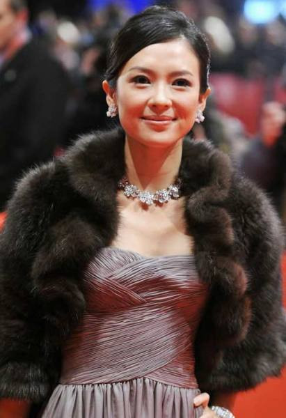 Chương Tử Di cũng cùng style với đàn chị. Chương Tử Di cũng cùng style với đàn chị.