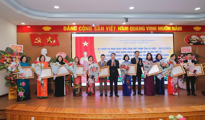 Ông Lê Khắc Nam - Phó Chủ tịch Ủy ban nhân dân thành phố Hải Phòng thừa ủy quyền Chủ tịch nước trao tặng danh hiệu "Nhà giáo Ưu tú" cho 11 cá nhân thuộc ngành giáo dục (Ảnh:CTTĐT) Ông Lê Khắc Nam - Phó Chủ tịch Ủy ban nhân dân thành phố Hải Phòng thừa ủy quyền Chủ tịch nước trao tặng danh hiệu "Nhà giáo Ưu tú" cho 11 cá nhân thuộc ngành giáo dục (Ảnh:CTTĐT)