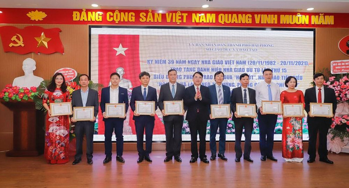 11 trường Trung học phổ thông được khen tặng danh hiệu "Tập thể lao động xuất sắc" (Ảnh: CTTĐT) 11 trường Trung học phổ thông được khen tặng danh hiệu "Tập thể lao động xuất sắc" (Ảnh: CTTĐT)