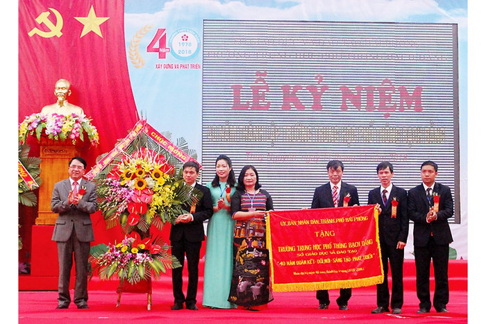 Lãnh đạo thành phố Hải Phòng trao cờ truyền thống của Ủy ban nhân dân thành phố tặng nhà trường. (Ảnh: CTV) Lãnh đạo thành phố Hải Phòng trao cờ truyền thống của Ủy ban nhân dân thành phố tặng nhà trường. (Ảnh: CTV)