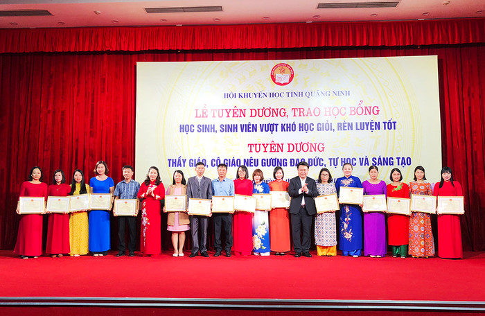Tặng giấy khen và trao thưởng cho 18 thầy cô giáo tiêu biểu trong phong trào thi đua thực hiện cuộc vận động "Mỗi thầy cô giáo là một tấm gương đạo đức, tự học và sáng tạo". (Ảnh: CTV) Tặng giấy khen và trao thưởng cho 18 thầy cô giáo tiêu biểu trong phong trào thi đua thực hiện cuộc vận động "Mỗi thầy cô giáo là một tấm gương đạo đức, tự học và sáng tạo". (Ảnh: CTV)
