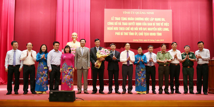 Lãnh đạo tỉnh Quảng Ninh tặng hoa chúc mừng ông Nguyễn Đức Long (Ảnh: Báo Quảng Ninh)