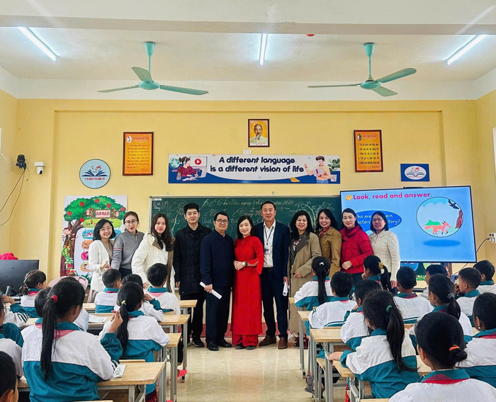 Buổi khảo sát của đại diện Sở Giáo dục và Đào tạo Hải Phòng, đại diện cán bộ quản lý, giáo viên Hải Phòng ở Yên Bái. (Ảnh: NTCC) day-ta-truc-tuyen-2.jpg
